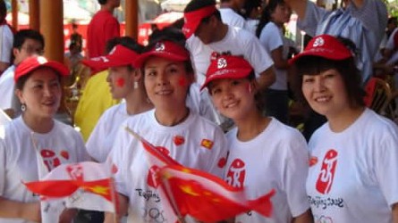 2008奧運(yùn)火炬在蘭州傳遞，歐米茄中國區(qū)副總裁Carlos先生是第8號(hào)火炬手，蘭州巍雅斯員工啦啦隊(duì)為奧運(yùn)加油