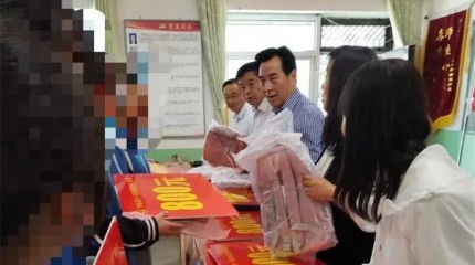  “99公益日-春蕾計(jì)劃她們想上學(xué)”募捐資金發(fā)放暨關(guān)愛活動(dòng)儀式在辛店中學(xué)舉行